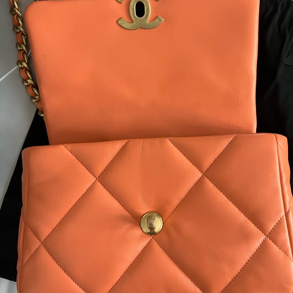 CHANEL 19 HANDBAG Lambskin, Gold-Tone, Silver-Tone&Ruthenium-Finish Metal CORAL - Picture 6 of 13